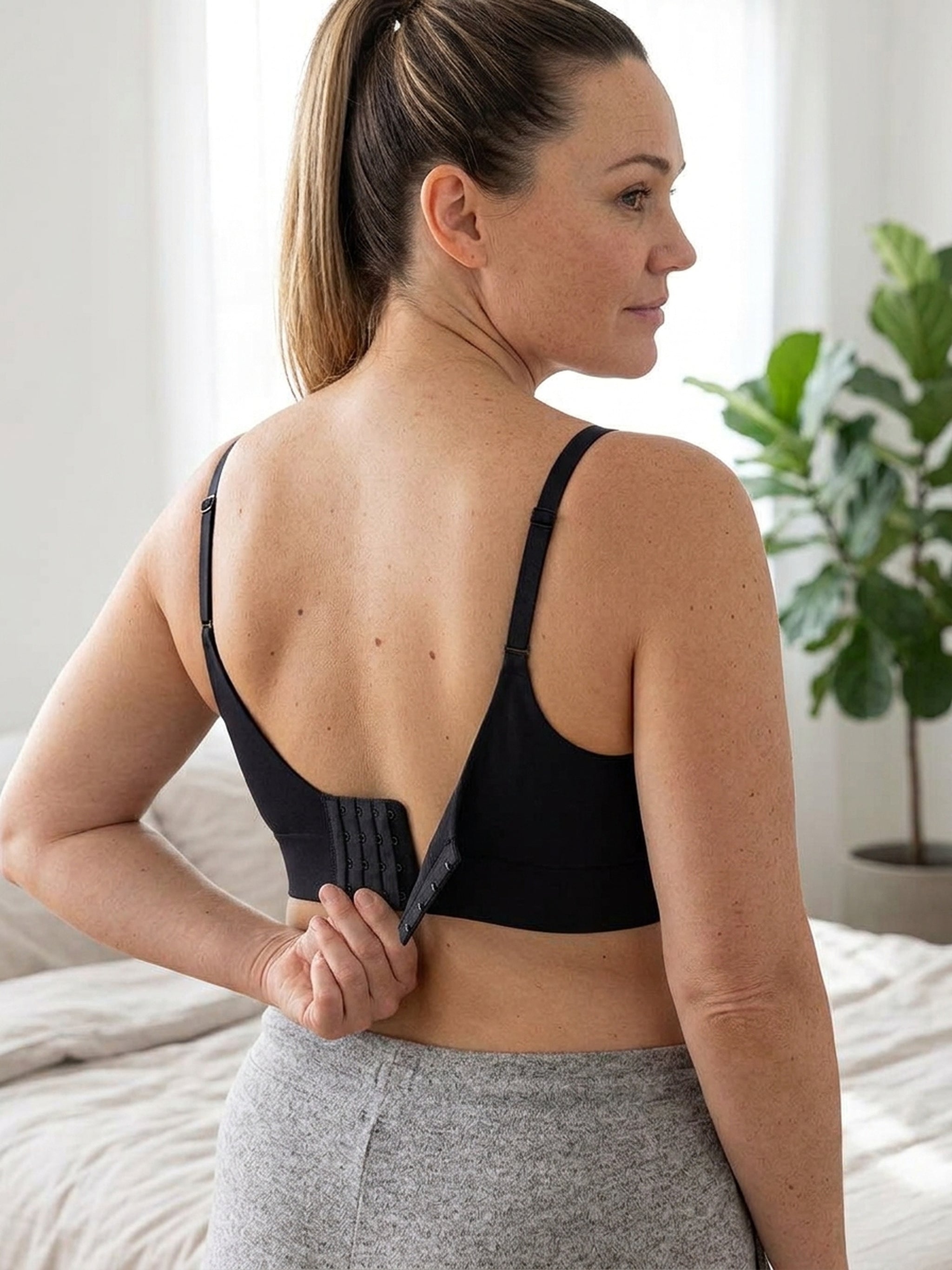 Black bra from the back: wide side wings and the hook-and-eye range